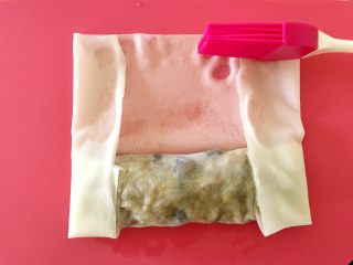 33、早餐+咸味春卷,用刷子蘸水，在末端沾湿，