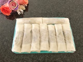 35、早餐+咸味春卷,这是包完的春卷，一次性可以多包点，吃不完可以放在冰箱冷冻，等要吃的时候拿出来，解冻后，再炸来吃，直接冰箱冷冻拿出来下油锅会炸油锅的，小心微妙哈。