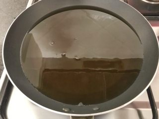 36、早餐+咸味春卷,用小锅倒入油，开大火，