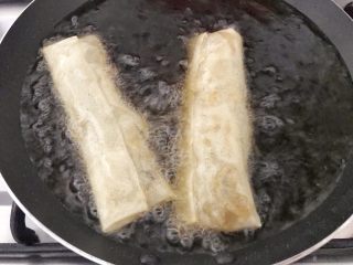 37、早餐+咸味春卷,油锅温度7-8成热时，将春卷依次加入，