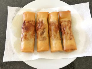 38、早餐+咸味春卷,煎至两面金黄色出锅，用厨房纸吸去多余的油，这样吃起来更健康！