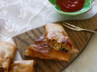 39、早餐+咸味春卷,配上自己喜欢的酱料开吃吧……