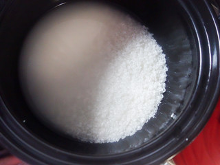 1、超简单又好吃的彩虹煲仔饭,大米250g洗一遍加入水泡1小时 米跟水的比例是1:1.5