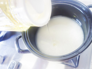 2、超简单又好吃的彩虹煲仔饭,2、	先把米铺平再把水倒进黑乐砂锅里倒一小勺油