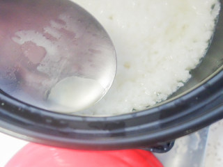 4、超简单又好吃的彩虹煲仔饭,4、	米差不多煮到5分熟等米饭收汁后沿着锅边倒一圈油，这样不会糊锅还会有一圈脆脆的锅巴特别好吃