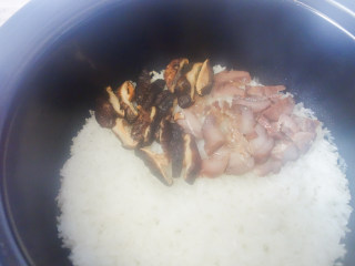 5、超简单又好吃的彩虹煲仔饭,5、	7-8分熟时加入腊肉跟香菇丝小火煮五分钟左右；不时转动一下锅让受热更均匀