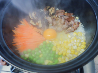 7、超简单又好吃的彩虹煲仔饭,7、	打入一个鸡蛋关火焖2-5分钟 时间根据你要鸡蛋的生熟程度决定