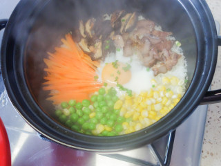 8、超简单又好吃的彩虹煲仔饭,8、	打开砂锅倒入料汁撒上葱花即可。