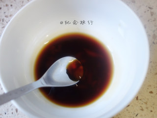 9、超简单又好吃的彩虹煲仔饭,白糖3g 美极鲜味汁1勺 老抽1勺 料酒1勺调成料汁备用