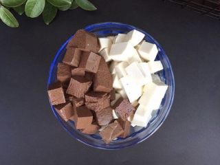 1、双色鸳鸯豆腐,豆腐、鸭血洗净切小块