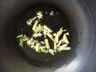 4、双色鸳鸯豆腐,葱姜蒜爆香