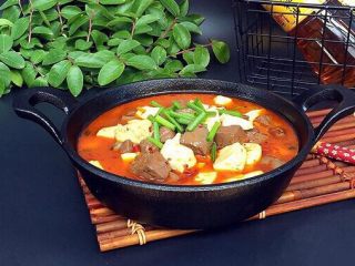 13、双色鸳鸯豆腐,成品：装盘即可开吃，看似红火，其实不怎么辣的。