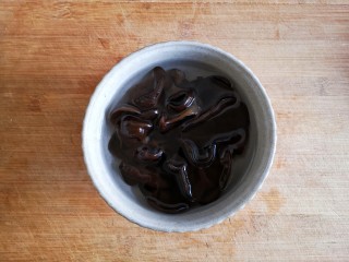 1、鱼香杏鲍菇,将干木耳泡发,洗净。