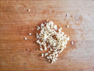 6、鱼香杏鲍菇,蒜切末。