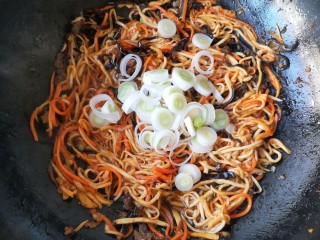 16、鱼香杏鲍菇,翻炒均匀后加入葱段。切记葱段一定要在起锅前加,不要加早了,会影响整个菜的味道。