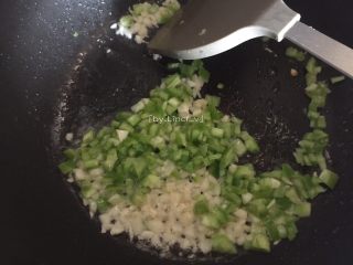 12、尖椒皮蛋,加入青椒丁