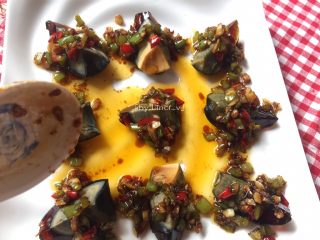 16、尖椒皮蛋,接着把煮开的酱料淋到皮蛋上