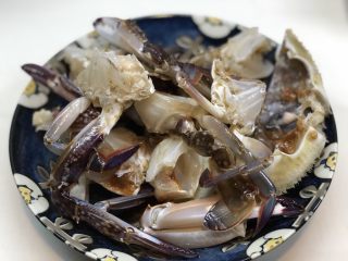 2、梭子蟹炒年糕,装盘备用