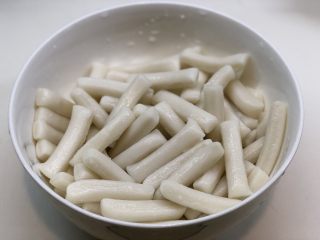 3、梭子蟹炒年糕,火锅年糕掰开洗净