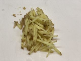 5、梭子蟹炒年糕,洗净切丝备用