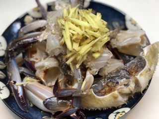 6、梭子蟹炒年糕,放入姜丝