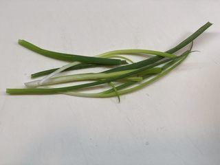 7、梭子蟹炒年糕,小葱洗净