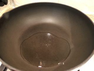 9、梭子蟹炒年糕,热锅冷油