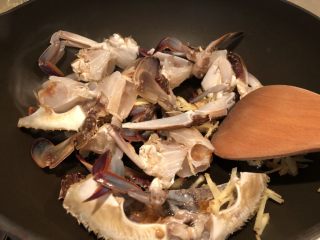11、梭子蟹炒年糕,大火翻炒
