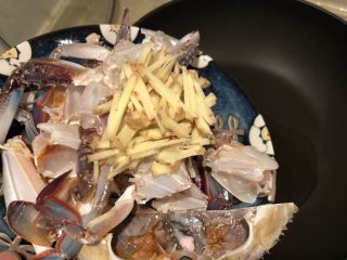 10、梭子蟹炒年糕,放入梭子蟹和姜丝