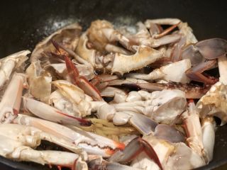 12、梭子蟹炒年糕,至蟹肉颜色变白