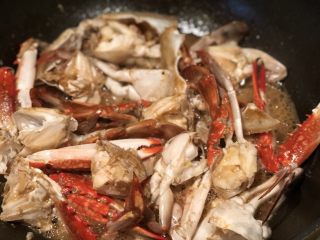 14、梭子蟹炒年糕,滚至蟹壳颜色变红