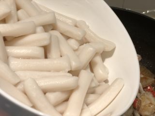 15、梭子蟹炒年糕,放入年糕