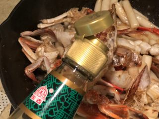 18、梭子蟹炒年糕,加入生抽，量按各家的口味来调节