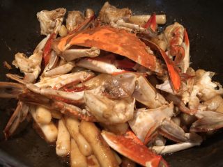 19、梭子蟹炒年糕,这一步只要翻炒至梭子蟹和年糕都上色就好了