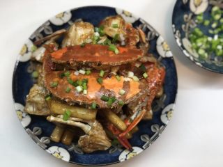 20、梭子蟹炒年糕,起锅装盘，撒上葱花（或起锅前加入一起翻炒几下会更香）