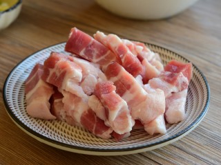 1、无肉不欢+红烧肉炖豆角,五花肉切条