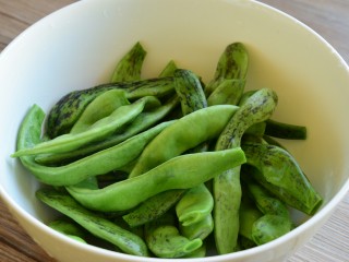 2、无肉不欢+红烧肉炖豆角,豆角去劲，洗净