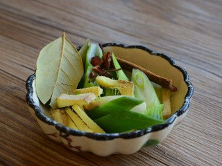 3、无肉不欢+红烧肉炖豆角,准备好葱段、姜丝、八角、桂皮、香叶