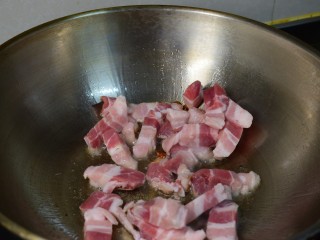 5、无肉不欢+红烧肉炖豆角,白糖变成咖啡色，加入五花肉