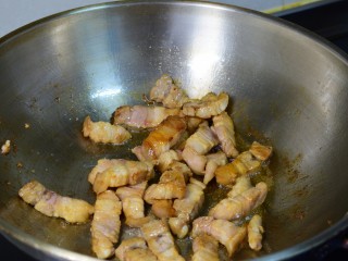 6、无肉不欢+红烧肉炖豆角,炒至变色