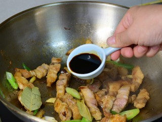 8、无肉不欢+红烧肉炖豆角,加生抽