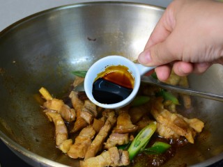 9、无肉不欢+红烧肉炖豆角,加老抽