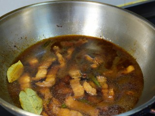 11、无肉不欢+红烧肉炖豆角,加热水，大火烧开转小火煮30分钟