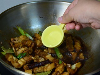 10、无肉不欢+红烧肉炖豆角,加料酒