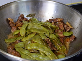 14、无肉不欢+红烧肉炖豆角,炖至豆角变软变熟即可