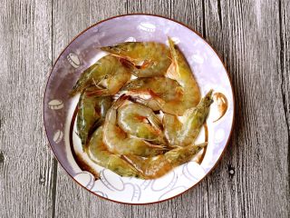 1、虾球豆腐羹,基围虾冲洗干净,去虾须、虾枪。