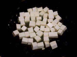 3、虾球豆腐羹,锅中烧开水,调入1小勺盐,调中火,放豆腐焯水2分钟左右。