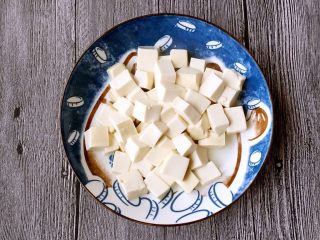 4、虾球豆腐羹,漏勺捞出备用。