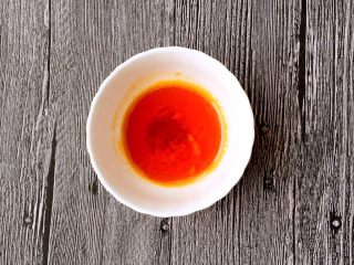 7、虾球豆腐羹,虾油倒入碗中备用。