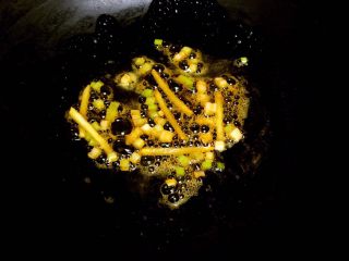 8、虾球豆腐羹,另起一锅,倒入虾油,小火爆香姜丝和葱白末。